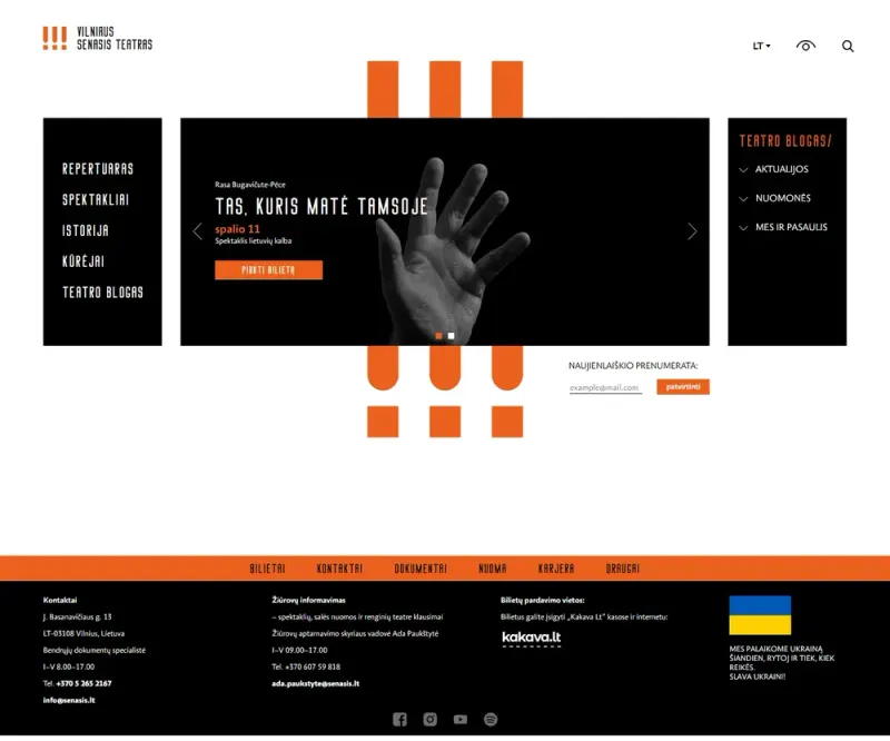 Dabartinė vsteatras.lt svetainė: oranžiniai šauktukai, spektaklio skaidrė ir meniu juodame fone